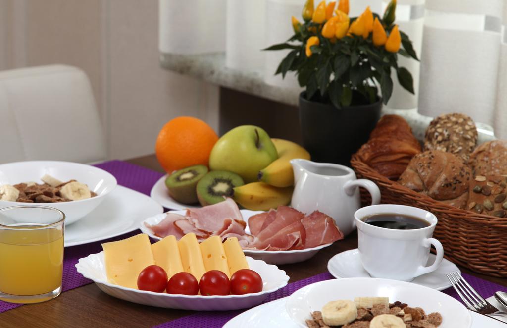 10 Bed And Breakfast Познан Екстериор снимка